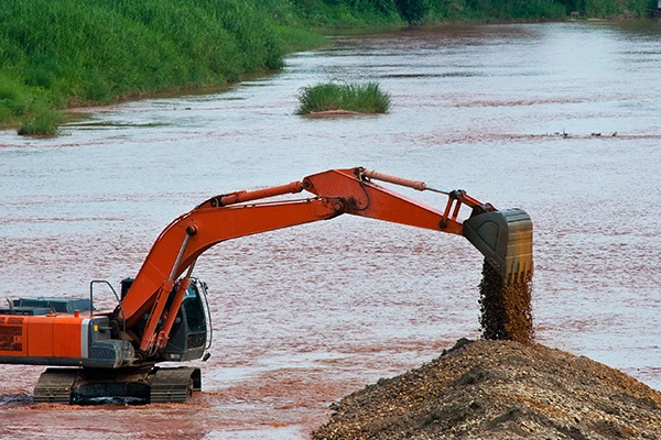 Urządzenia do pogłębiania i pompowania piasku – rozwiązania do oczyszczania osadów w drogach wodnych
